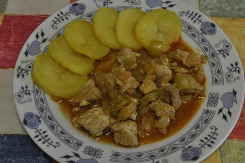 Jak uvařit pikantní jičínský guláš? Snadné recept, připravený za 30 - 45 minut